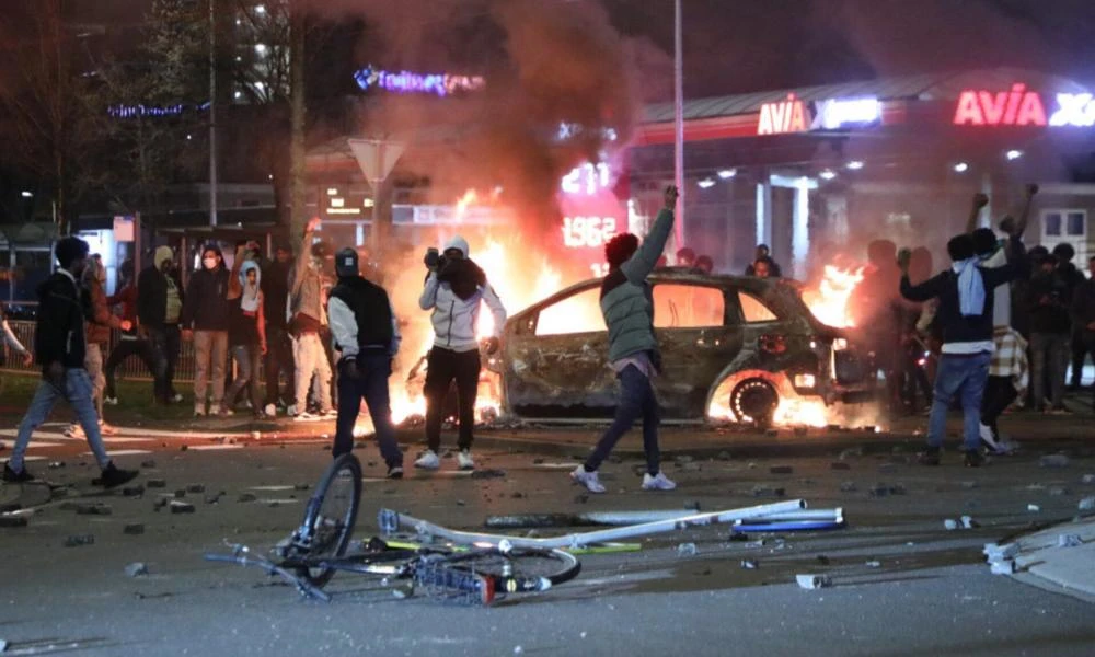 Τέσσερις αστυνομικοί τραυματίες στις άγριες συμπλοκές στη Χάγη μεταξύ πολιτών από την Ερυθραία